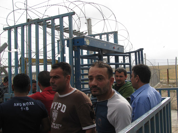 ‪طابور من العمال الفلسطينيين على معبر ميتار بجنوب الضفة‬ (الجزيرة نت)