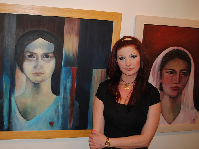 ‪السورية راما المز تقف امام لوحاتها‬ (الجزيرة نت)