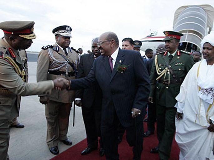 president omar el-bashir (c) arrives at kamuzu international airport in the capital lilongwe on october 13, 2011, ahead of a regional trade summit, in defiance of the international war crimes warrant against him. bashir and his 26-member delegation were welcomed with traditional dances and an honour guard of malawi soldiers (الفرنسية)