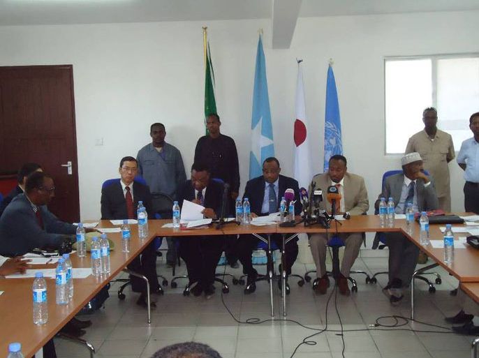 مناسبة تسليم السيارات للشرطة الحكومية التي حضرها المسؤولون الحكوميون ومبعوث الأمم المتحدة للصومال