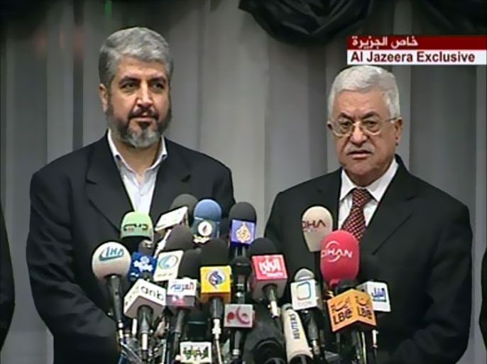 الجزيرة/ صورة خاصة بالجزيرة للمؤتمر الصحفي بين محمود عباس وخالد مشعل في دمشق (الجزيرة)