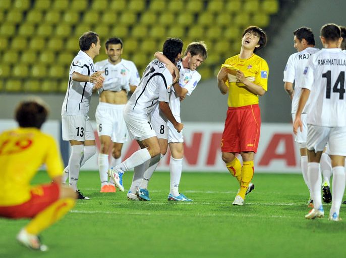 Uzbekistan's Bunyodkor players celebrate their victory as South Korea's Seongnam Ilhwa Chunma midfielder Kim Sung-Hwan (3rd R) reacts after the AFC Champions League round 16 match in Seongnam, south of Seoul, on May 29, 2012. Bunyodkor won the match 1-0. AFP PHOTO / JUNG YEON-JE