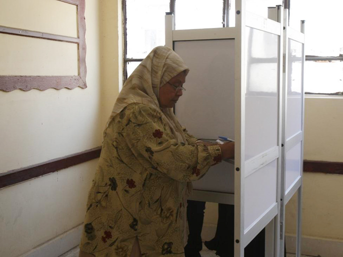 ‪سيدة مصرية تدلي بصوتها في الدور الأول من الانتخابات الرئاسية‬ الجزيرة