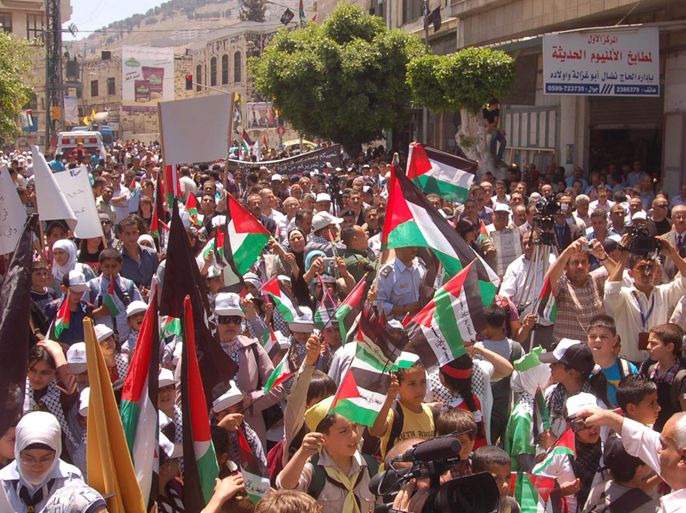 التظاهرة شارك بها الالاف من الفلسطينيين وخاصة اللاجئين كما شهدت مدن الضفة تظاهرات مشابهة - الجزيرة نت4