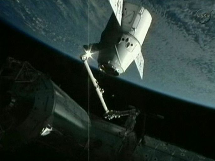 DRA90 - -, -, SPACE : In this frame grab from a NASA video, the robotic arm of the International Space Station holds the SpaceX Dragon capsule on May 25, 2012 as astronauts prepare to dock the capsule with the station. SpaceX has become the first private company to rendezvous with the orbiting lab. = RESTRICTED TO EDITORIAL USE - MANDATORY CREDIT "AFP PHOTO / NASA" - NO MARKETING NO ADVERTISING CAMPAIGNS - DISTRIBUTED AS A SERVICE TO CLIENTS =