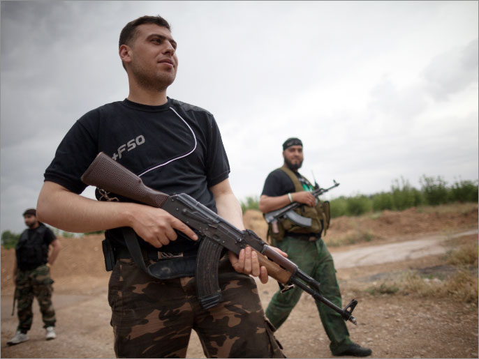 الجيش السوري الحرّ أكد حاجته للأسلحة لمواجهة الجيش النظامي (الفرنسية)
