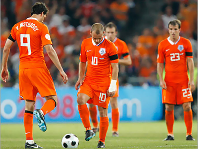 ‪‬ بعض لاعبي المنتخب الهولندي تعرضوا لإهانات عنصرية قبل انطلاق يورو 2012 في بولنداوأوكرانيارويترز)