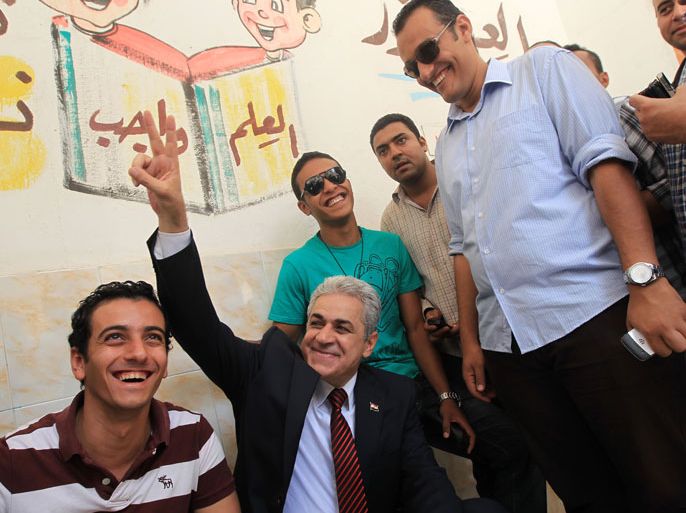 Cairo, -, EGYPT : Egyptian Nasserist presidential candidate Hamdeen Sabbahi flashes the sign for victory as he waits to vote at the Al-Sayeda Khadiga School in Cairo on May 23, 2012, during historic presidential elections, the first since a popular uprising toppled Hosni Mubarak. AFP PHOTO/MAHMUD HAMS