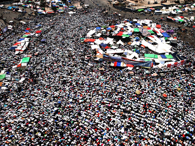 آلاف المتظاهرين من قوى سياسية مختلفة واصلوا اعتصامهم في ميدان التحرير (الجزيرة)
