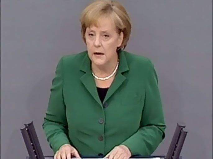 المستشارة الألمانية أنغيلا ميركل تحزر من انتشار أزمة اليونان