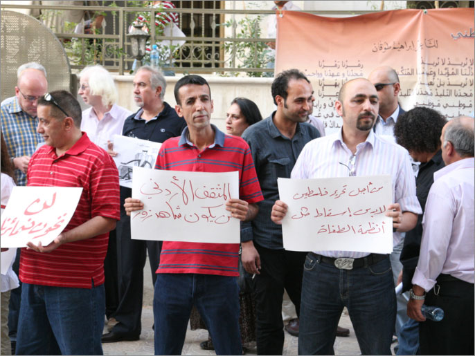 ‪جانب من الاعتصام أمام مقر رابطة الكتاب الأردنيين بعمان‬  (الجزيرة نت)