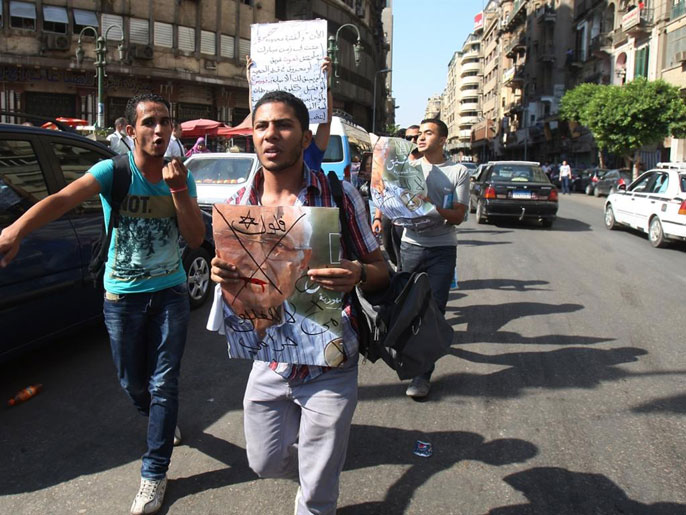 محتجون يتوجهون إلى ميدان التحرير فور صدور الحكم (الجزيرة نت)