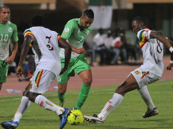 Algeria's national football team pleyer Boudebouz Ryad (C) vies for the ball with Mali's Kalilou Traore (R) and Adama Tamboura (L) on June 10, 2012 at the stade du 4 aout in Ouagadougou Burkina Faso during their 2014 World Cup Africa zone qualification football match.AFP PHOTO / ISSOUF SANOGO