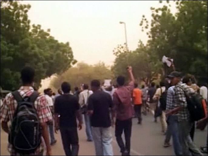  رفع الدعم عن المحروقات في السودان أثار سخطا شعبيا (الجزيرة)