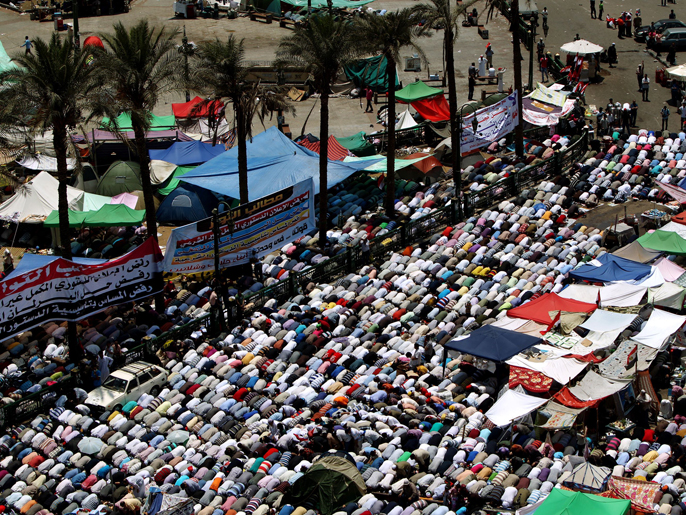 حشد من المتظاهرين يصلي الجمعة بميدان التحرير (الفرنسية)