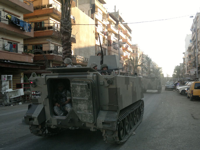 ‪الجيش يجوب أحد شوارع باب التبانة بطرابلس‬ (الفرنسية)