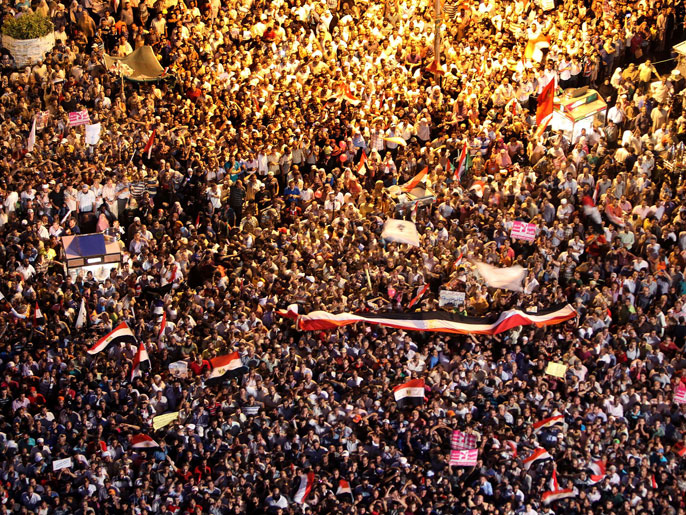 ‪ميدان التحرير شهد تجمعا حاشدا احتجاجا على إصدار المجلس العسكري لإعلان دستوري وحل مجلس الشعب‬ (الفرنسية)