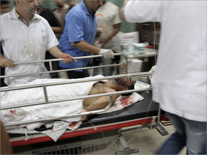 ‪الجريح معتز الشواف الذي قتل طفله علي بإحدى الغارات الإسرائيلية‬ (الفرنسية)