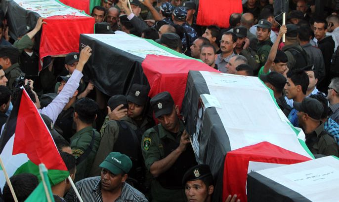 epa Palestinians carry coffins of Palestinian bodies handed over by Israel to the Palestinian Authority as the bodies arrive in the southern West Bank city of Hebron, 31 May 2012.