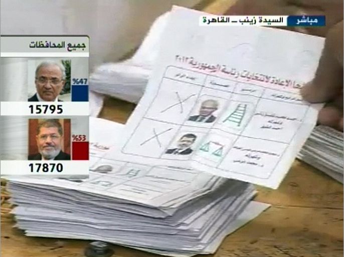 عملية فرز الأصوات في الانتخابات الرئاسية المصرية بجولة الحسم بين مرسي