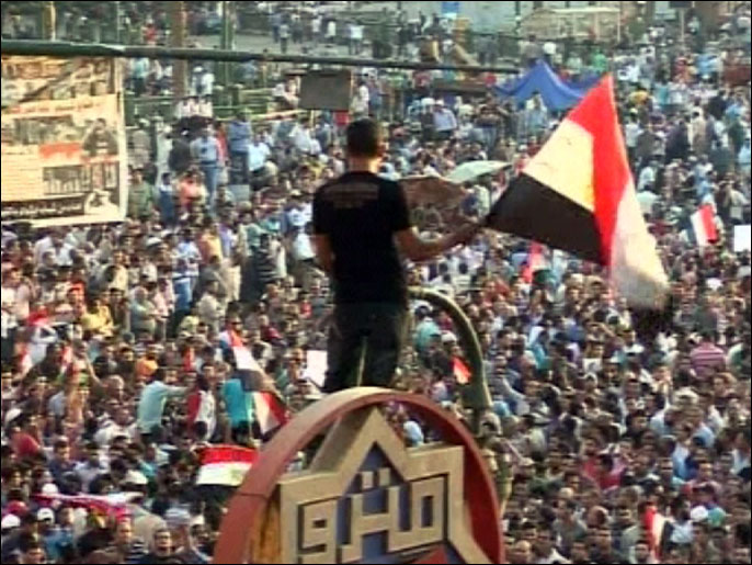 المصريون واصلوا الاحتجاج على الأحكام بقضية حسني مبارك (الجزيرة)