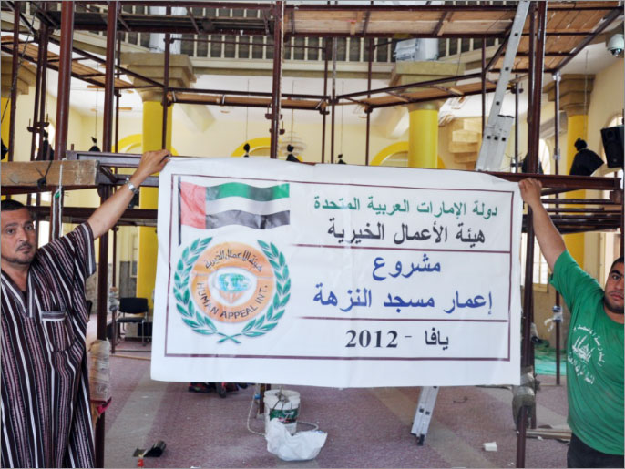 السطل (يسار) يثني على دور الدول العربية والإسلامية في تمويل مشاريع المساجد في يافا (الجزيرة نت)