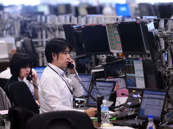 Tokyo, Tokyo, JAPAN : Traders talk over the phones at the dealing room of Tokyo-Mitusbishi UFJ Bank in Tokyo on June 1, 2012. China and Japan started direct currency trading on Friday as Beijing marked another stage on its journey to internationalise the yuan. AFP PHOTO/Toru YAMANAKA