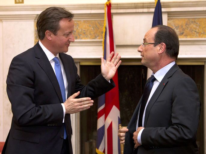 epa03224822 French President Francois Hollande, right and British Prime Minister David Cameron, share a joke after a meeting in Washington, DC, USA, 18 May 2012. EPA/Christophe Ena / POOL MAXPPP OUT
