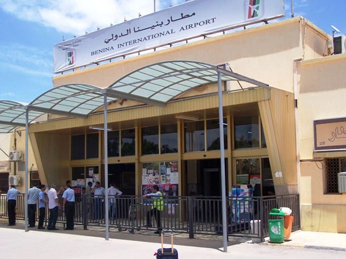واجهة المطار،والتعليق كالتالي: حملة " دينار لله " لإصلاح مطار بنغازي تحرج الحكومة ( الجزيرة نت)