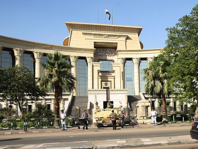 ‪إجراءات أمنية مشددة أمام المحكمة الدستورية‬  (الجزيرة)