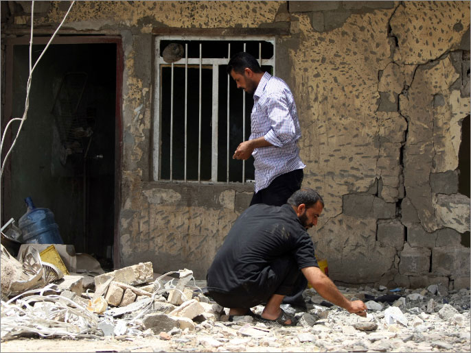 دمار أحدثته إحدى عبوتين انفجرتا اليوم في المدائن جنوب بغداد (الفرنسية)