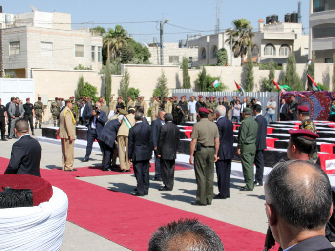 مراسم عسكرية أقيمت للشهداء في مقر المقاطعة برام الله (الجزيرة)