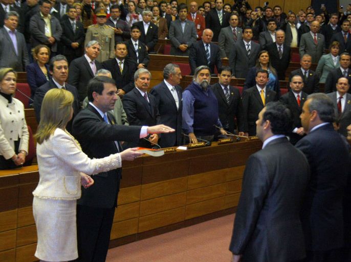PP153 - Asunción, -, PARAGUAY : Paraguayan new President Federico Franco (2-L), swears in during a ceremony in Asuncion, on June 22, 2012. Franco, who had been Fernando Lugo's vice president, took over as the new president to cheers from lawmakers just over an hour after they had overwhelmingly voted to impeach Lugo on charges of poorly performing his duties over his handling of a deadly land dispute. AFP PHOTO/Gustavo SEGOVIA