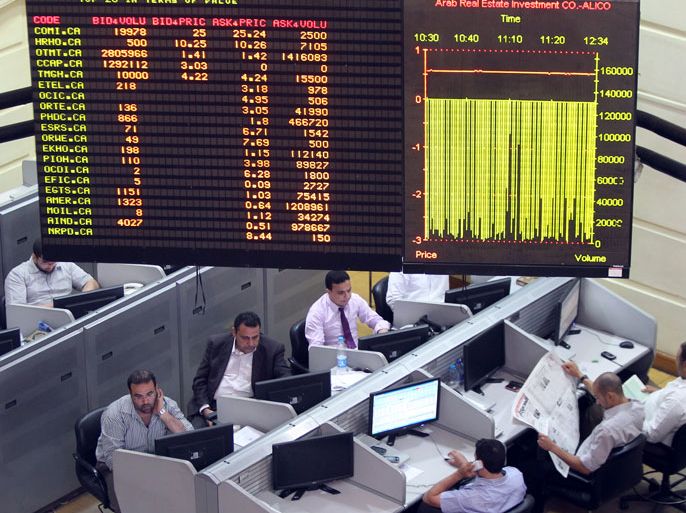 epa03282292 Brokers work at the Egyptian stock exchange in Cairo, Egypt,