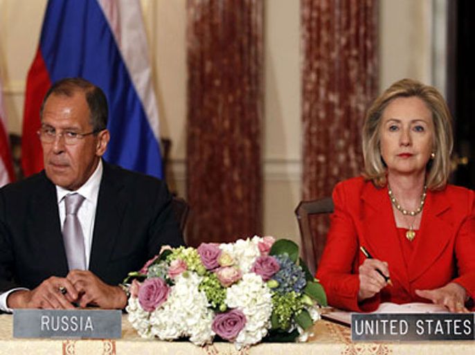 r_u.s. secretary of state hillary clinton and russian foreign minister sergey lavrov (l) look up during a signing ceremony at the state department in washington july 13, 2011 (رويترز)