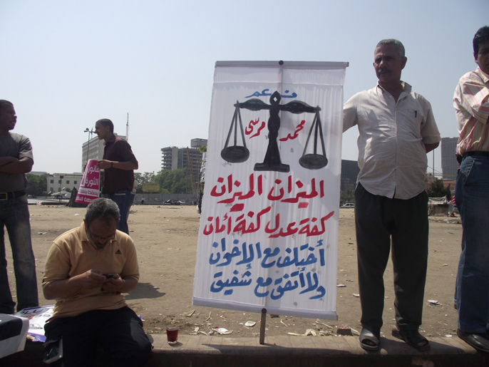 لافتة تؤيد مرسي رغم الاختلاف مع الإخوان لمنع وصول شفيق لمقعد الرئاسة (الجزيرة)