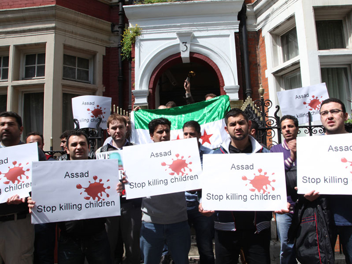 ‪سوريون يتظاهرون أمام السفارة الروسية في لندن‬ (الجزيرة)