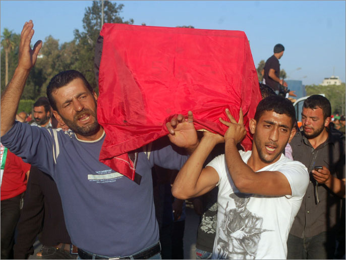 ‪مواطنون يشيعون قريبا لهم عقب تسلمه من الجهات الرسمية بمدينة نابلس‬ (الجزيرة نت)