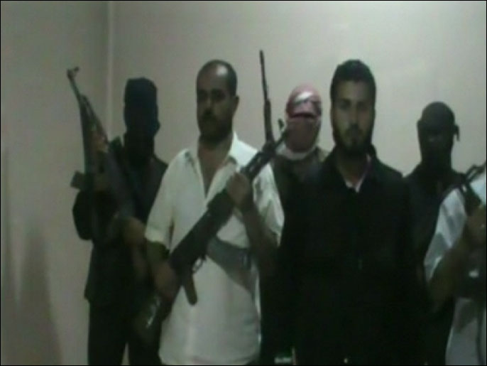 ‪صورة من تسجيل بثه ناشطون قالوا إنه يؤكد انشقاق ياسين غزالة‬ (وسط)(وكالات)