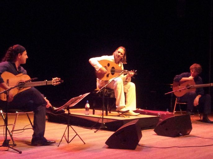 عمر بشير مع عازفي الجيتار المجريين