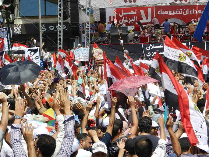 اعتصام التحرير سيبحث بلقاء حزب الحرية مع الأحزاب والقوى الثورية (الجزيرة)