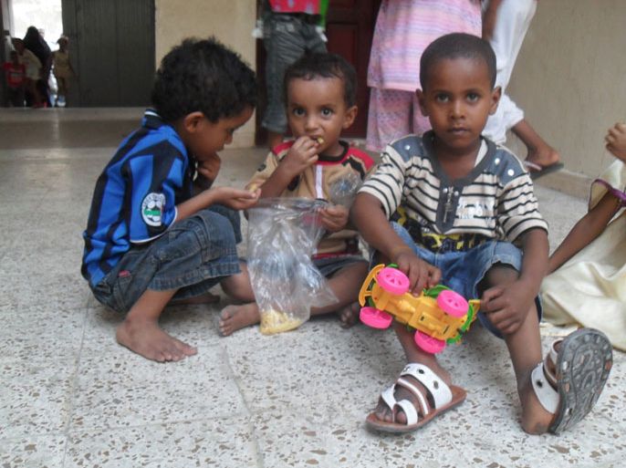 ما يقرب من مليون طفل باليمن يعانون حاليا من سوء التغذية الحاد(الجزيرة نت-إرشيف)2