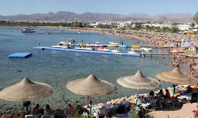 epa02484251 General view of the beach at the Red Sea resort of Sharm el Sheik, Egypt, 07 December 2010. A German tourist has been killed after a shark attack in the Red Sea off Sharm el-Sheikh, Egypt on 05 December 2010, Egyptian officials have subsequently imposed a 72-hour swimming ban in part of the area, one of Egypt's most popular tourist destinations. EPA/KHALED EL FIQI