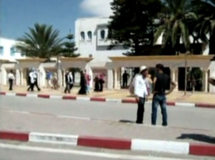 إقتحام مقر محافظة سيدي بوزيد من قبل عمال الحضائر