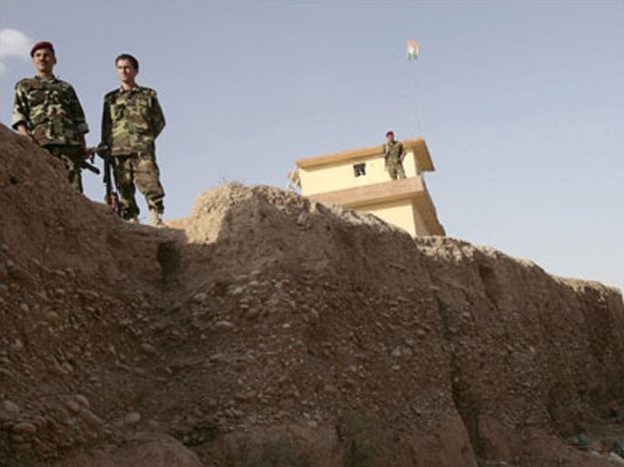 f/kurdish soldiers patrol the area along a pit in the northern iraqi city of arbil, 08 november 2007 (الفرنسية)