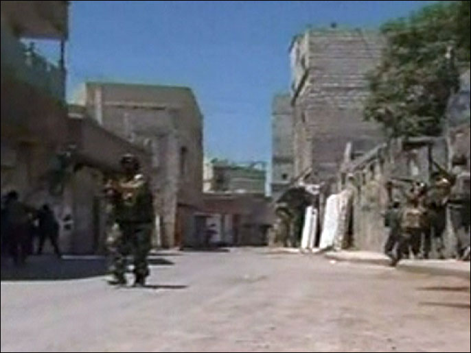 ‪الجيش السوري يواصل عملياته للسيطرة على دمشق‬ (الجزيرة)