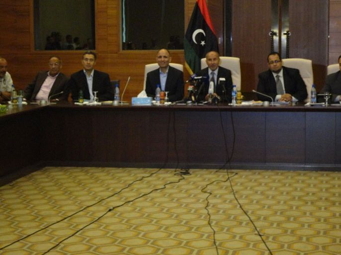 مصطفي عبد الجليل (وسط) في مؤتمره الصحفي ظهر اليوم