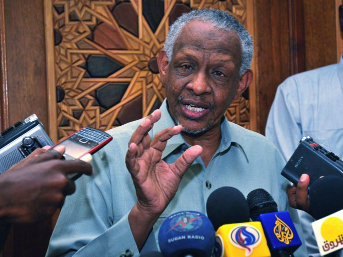 نافع اتهم المعارضة بانها أصحبت ستارا لقوى أجنبية تريد تمزيق السودان (الجزيرة)