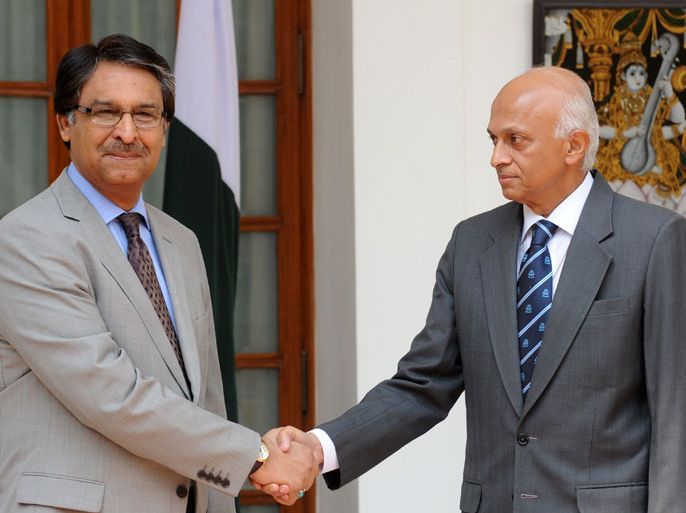 Pakistan Foreign Secretary Jalil Abbas Jilani (L) shakes hands with Indian Foreign Secretary Ranjan Mathai (R) ahead of delegation level talks in New Delhi on July 4, 2012. Top Indian and Pakistani foreign ministry officials met to bolster a fragile peace dialogue undermined by fresh tensions over the 2008 Mumbai attacks and political flux in Pakistan.