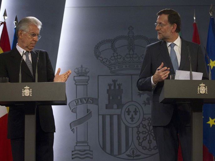 Spain's Prime Minister Mariano Rajoy (R) and Italy's Prime Minister Mario Monti attend a news conference at the Moncloa Palace in Madrid August 2, 2012. Monti met his Spanish counterpart Rajoy as part of a campaign for concerted action by euro zone governments and the ECB to help bring down borrowing costs for Italy and Spain. REUTERS/Juan Medina (SPAIN - Tags: BUSINESS POLITICS)